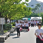 <span class="qrinews-figure-title">2012年8月5日 2012-度オープンキャンパス</span>　理学部では昨日、九州大学オープンキャンパスを実施しました。34度を超す暑さの中、高校生を主として多くの方に参加していただきました。（撮影場所：<a href="http://www.kyushu-u.ac.jp/" target="_blank">九州大学箱崎キャンパス</a>）
