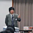 <span class="qrinews-figure-title">2012年12月2日 後期特別談話会（化学）</span>　土曜日に、後期特別談話会が開催されました。幾つかの口頭発表とそれぞれの研究室の方によるポスター発表がありました。（撮影場所：<a href="http://www.scc.kyushu-u.ac.jp/" target="_blank">九州大学箱崎キャンパス 国際ホール</a>）
