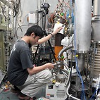 <span class="qrinews-figure-title">2013年7月5日 修士1年の伴さん</span>　星の内部で起きている核反応における反応断面積を測定しています。（撮影場所：<a href="http://www.kutl.kyushu-u.ac.jp/" target="_blank">原子核物理研究室</a>）