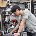 <span class="qrinews-figure-title">2013年8月12日 修士1年の衛藤さん</span>　炭素ビームを用いて葉などを年代測定する装置の改良を進めています。（撮影場所：<a href="http://www.kutl.kyushu-u.ac.jp/" target="_blank">実験核物理研究室</a>）