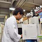 <span class="qrinews-figure-title">2013年9月25日 修士1年の梶山さん</span>　マウスの核内受容体における選択的ポリアデニレーションの移動を研究しています。（撮影場所：<a href="http://lsfb.scc.kyushu-u.ac.jp/" target="_blank">構造機能生化学研究室</a>）
