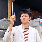 <span class="qrinews-figure-title">2014年3月13日 修士2年の蓑和さん</span>　薩摩硫黄島における水酸化鉄粒子の挙動をカメラ及び水質観測から研究しています。（撮影場所：<a href="http://minmin.geo.kyushu-u.ac.jp" target="_blank">地球進化史研究室</a>）