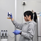 <span class="qrinews-figure-title">2014年3月19日 修士1年の土井さん</span>　シロイヌナズナの孔辺細胞に存在するフォトトロピンの情報伝達機構を研究しています。（撮影場所：<a href="http://cellbio.biology.kyushu-u.ac.jp/shimazaki/" target="_blank">細胞機能学研究室</a>）
