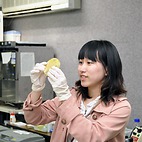 <span class="qrinews-figure-title">2014年5月26日 学部4年の本田さん</span>　今は先輩の実験の手伝いをしながら装置の使い方等を勉強中です。また、粘菌を育てています。（撮影場所：<a href="http://sleipnir.sci.kyushu-u.ac.jp/mizuno/" target="_blank">複雑物性基礎研究室</a>）