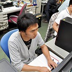 <span class="qrinews-figure-title">2014年6月17日 学部4年の高比良さん</span>　数学が好きだったのでそれを活かせる研究室として量子系の研究室を選びました。（撮影場所：<a href="http://ccl.scc.kyushu-u.ac.jp" target="_blank">理論化学研究室</a>）