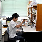 <span class="qrinews-figure-title">2014年7月29日 学部4年の松尾さん</span>　院試に向けて勉強中です。卵細胞から初期発生に興味をもってます。（撮影場所：<a href="http://www.biology.kyushu-u.ac.jp/~hassei/sagata/sagata-top.html" target="_blank">発生生物学研究室</a>）