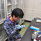 <span class="qrinews-figure-title">2014年11月17日 修士1年の古川さん</span>　ミトコンドリアのタンパク質の機能解析をしています。（撮影場所：<a href="http://www.biology.kyushu-u.ac.jp/~biopoly/" target="_blank">生体高分子学研究室</a>）