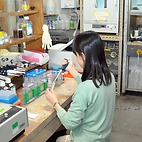 <span class="qrinews-figure-title">2015年1月30日 修士1年の堤さん</span>　培養細胞を使ってラットの膵臓におけるステロイドホルモンの機能を調べています。（撮影場所：<a href="http://www.scc.kyushu-u.ac.jp/Seitaijouhou/" target="_blank">生体情報化学研究室</a>）