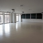 <span class="qrinews-figure-title">2015年6月2日 伊都の理学部（その11）</span>　B棟3階の講義室です。大きめの講義室で100名程度受講できます。窓の外に見える工事中の建物は、併設される『講義棟・生活支援施設』で竣工予定は9月です。（撮影場所：<a href="https://maps.google.co.jp/maps?q=33.596183,130.219628" target="_blank">伊都キャンパス</a>）