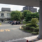 <span class="qrinews-figure-title">2015年8月7日 学内連絡バス</span>　理学部の玄関の前にあるバス停は、次の月曜（8月10日）から農学部前に移動します。利用されている方は場所を間違えないように気をつけましょう。新しいバス停は見つけられませんでした。（撮影場所：<a href="http://maps.google.co.jp/maps?q=33.626442,130.425137" target="_blank">理学部本館前</a>）