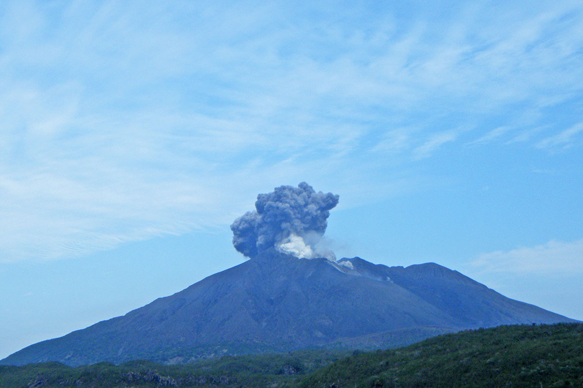 噴火直後の桜島。噴火の状況を観察しその噴火機構を研究する。また、噴出物についても鏡下観察し化学分析して物質科学的に解析することもある