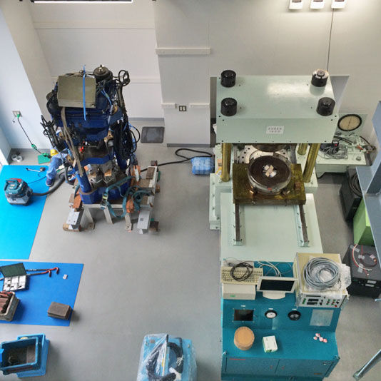 伊都キャンパスの地球深部実験室に設置された高圧実験装置