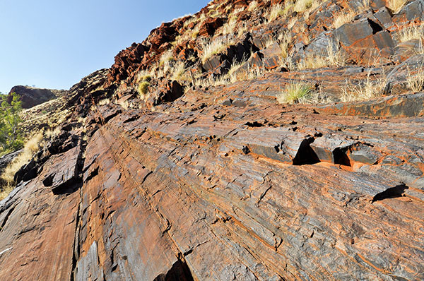 図2 西オーストラリア・ピルバラ地域ハマスレー層群の縞状鉄鉱層(ブーゲーダ鉄鉱層：24.3億年前)