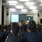 <span class="qrinews-figure-title">2010年4月9日 大学院入学式</span>　今日は大学院の入学式です。（撮影場所：<a href="http://maps.google.co.jp/maps?q=33.62673,130.422692+(2010/04/09)&amp;z=18" target="_blank">箱崎キャンパス</a>）