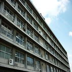 <span class="qrinews-figure-title">2010年4月15日 3号館</span>　本館、2号館、そしてこの3号館が理学部の主な建物です。（撮影場所：<a href="http://maps.google.co.jp/maps?&amp;q=33.626636,130.424677+(2010/04/15)&amp;z=18" target="_blank">箱崎キャンパス</a>）