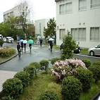 <span class="qrinews-figure-title">2010年4月22日 春なのに。</span>　今日も肌寒く、雨が降っています。（撮影場所：<a href="http://maps.google.co.jp/maps?q=33.626265,130.425246+(2010%2F04%2F22)&amp;z=18" target="_blank">箱崎キャンパス</a>）