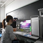 <span class="qrinews-figure-title">2010年6月8日 Chen Yingwenさん</span>　赤道波のシミュレーションを行っています。（撮影場所：<a href="http://gfd.geo.kyushu-u.ac.jp/" target="_blank">地球流体力学研究室</a>）