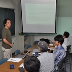 <span class="qrinews-figure-title">2010年6月25日 講師を招いて</span>　セミナー中です。（撮影場所：<a href="http://higgs.phys.kyushu-u.ac.jp/" target="_blank">素粒子論研究室</a>）