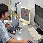 <span class="qrinews-figure-title">2010年6月30日 修士2年の佐々木さん</span>　クォークの状態に関する研究を行っています。（撮影場所：<a href="http://www.nt.phys.kyushu-u.ac.jp/" target="_blank">理論核物理研究室</a>）