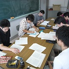 <span class="qrinews-figure-title">2010年7月2日 dynamic meteorology</span>　気象力学に関するセミナーを行っています。（撮影場所：<a href="http://fx.geo.kyushu-u.ac.jp/top.html" target="_blank">中層大気科学研究室</a>）