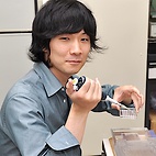 <span class="qrinews-figure-title">2010年7月6日 修士1年の鈴木さん</span>　変異体用のDNAを作成中です。（撮影場所：<a href="http://www.biology.kyushu-u.ac.jp/%7Ehassei/hassei_top_index.html" target="_blank">発生生物学研究室</a>）