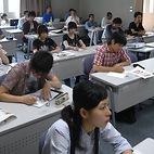 <span class="qrinews-figure-title">2010年7月8日 深沢圭一郎博士による</span>　スーパーコンピュータの性能比較と、土星磁気圏のシミュレーションに関するセミナーの様子です。（撮影場所：<a href="http://www.kyushu-u.ac.jp/student/facilities/plaza.php" target="_blank">21世紀交流プラザII</a>）