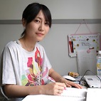 <span class="qrinews-figure-title">2010年7月9日 修士1年の中村さん</span>　梅雨前線による豪雨の原因について研究しています。（撮影場所：<a href="http://weather.geo.kyushu-u.ac.jp/" target="_blank">対流圏科学研究室</a>）