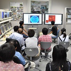 <span class="qrinews-figure-title">2010年7月15日 宙空環境概況</span>　今日の宇宙天気の様子について報告しています。（撮影場所：<a href="http://www.serc.kyushu-u.ac.jp/" target="_blank">宙空環境研究センター</a>）