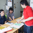 <span class="qrinews-figure-title">2010年7月16日 博士3年の浴本さん</span>　密度汎関数理論について議論しています。（撮影場所：<a href="http://www.cmt.phys.kyushu-u.ac.jp/" target="_blank">物性理論研究室</a>）