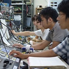 <span class="qrinews-figure-title">2010年7月22日 粒子物理学研究室のみなさん</span>　タンデム加速器で原子核反応の反応確率を測定しています。（撮影場所：<a href="http://www.kutl.kyushu-u.ac.jp/" target="_blank">原子核実験室</a>）