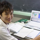 <span class="qrinews-figure-title">2010年7月23日 修士1年の福川さん</span>　積乱雲のシミュレーションをしています。（撮影場所：<a href="http://weather.geo.kyushu-u.ac.jp/" target="_blank">対流圏科学研究室</a>）