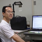 <span class="qrinews-figure-title">2010年8月3日 修士2年の三牧さん</span>　固体表面の動的過程について研究しています。（撮影場所：<a href="http://frontier.phys.kyushu-u.ac.jp/TPC/" target="_blank">凝縮系理論研究室</a>）