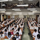 <span class="qrinews-figure-title">2010年8月8日 オープンキャンパス (1)</span>　多くの高校生が参加しています。（撮影場所：<a href="http://www.sci.kyushu-u.ac.jp/" target="_blank">九大理学部（箱崎キャンパス）</a>）