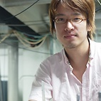 <span class="qrinews-figure-title">2010年8月9日 学部4年の永田さん</span>　分子の構造解析を行っています。（撮影場所：<a href="http://133.5.167.83/" target="_blank">量子化学研究室</a>）