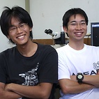 <span class="qrinews-figure-title">2010年8月13日 修士2年の和田さんと学部4年の高野さん</span>　研究テーマは、古生代末の大量絶滅に関する海洋の環境変動調査（和田さん・向かって右）と、三畳紀の石灰岩を対象とした地質調査（高野さん・左）です。（撮影場所：<a href="http://minmin.geo.kyushu-u.ac.jp/" target="_blank">地球進化史研究室</a>）