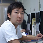 <span class="qrinews-figure-title">2010年8月16日 修士2年の松田さん</span>　電子注入による振動励起について研究しています。（撮影場所：<a href="http://frontier.phys.kyushu-u.ac.jp/TPC/" target="_blank">凝縮系理論研究室</a>）