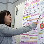 <span class="qrinews-figure-title">2010年8月18日 修士1年の山下さん</span>　テレコネクションに関する研究のポスター発表の練習をしています。（撮影場所：<a href="http://weather.geo.kyushu-u.ac.jp/" target="_blank">対流圏科学研究室</a>）