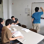 <span class="qrinews-figure-title">2010年8月24日 構造化学研究室のみなさん</span>　二原子分子の調和振動に関する勉強会を開いています。（撮影場所：<a href="http://www.scc.kyushu-u.ac.jp/Kouzou/str3j.html" target="_blank">構造化学研究室</a>）