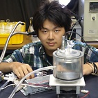 <span class="qrinews-figure-title">2010年9月7日 学部4年の吉開さん</span>　マグマだまりにおける脱ガスのアナログ実験を行っています。（撮影場所：<a href="http://ganseki3.geo.kyushu-u.ac.jp/index.html" target="_blank">岩石循環科学研究室</a>）