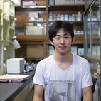 <span class="qrinews-figure-title">2010年9月10日 学部4年の井浦さん</span>　マウスの空間学習のメカニズムについて研究しています。（撮影場所：<a href="http://www.biology.kyushu-u.ac.jp/~biophys/bukka.html" target="_blank">生体物理科学研究室</a>）