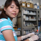 <span class="qrinews-figure-title">2010年9月21日 博士2年の関原さん</span>　ショウジョウバエの自然免疫について調べるため、大腸菌を用いた感染実験を行っています。（撮影場所：<a href="http://www.biology.kyushu-u.ac.jp/~biopoly/" target="_blank">生体高分子学研究室</a>）