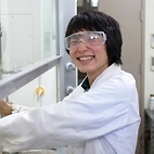 <span class="qrinews-figure-title">2010年10月1日 学部4年の伊藤さん</span>　特異な構造を持った不斉触媒の開発を行っています。（撮影場所：<a href="http://mole.rc.kyushu-u.ac.jp/%7Ebusseiyuki/" target="_blank">物性有機化学研究室</a>）