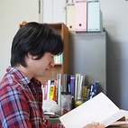 <span class="qrinews-figure-title">2010年10月18日 学部4年の小泉さん</span>　ショウジョウバエの気管形成の数理的解析を行っています。（撮影場所：<a href="http://bio-math10.biology.kyushu-u.ac.jp/" target="_blank">数理生物学研究室</a>）