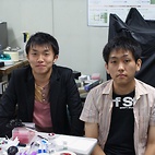 <span class="qrinews-figure-title">2010年10月20日 学部4年の柴田さん（写真右）と津田さん</span>　光ピンセットを使ってコロイド粒子のダイナミクスについて研究してます。（撮影場所：<a href="http://mag.phys.kyushu-u.ac.jp/" target="_blank">複雑物性基礎研究室</a>）