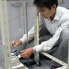 <span class="qrinews-figure-title">2010年10月25日 修士2年の前田さん</span>　間欠泉の再現実験による噴出現象の解明をめざしています。（撮影場所：<a href="http://ganseki3.geo.kyushu-u.ac.jp/index.html" target="_blank">岩石循環科学研究室</a>）