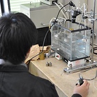 <span class="qrinews-figure-title">2010年11月11日 修士1年の前田さん</span>　泡の寿命と粘弾性の関係について研究しています。（撮影場所：<a href="http://web.mac.com/bigmasa6421/" target="_blank">複雑流体研究室</a>）