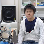 <span class="qrinews-figure-title">2010年12月1日 学部4年の山内さん</span>　孔辺細胞の青色光受容体のシグナル伝達系におけるPP1の機能解析を行っています。（撮影場所：<a href="http://cellbio.biology.kyushu-u.ac.jp/MacHTTP/" target="_blank">細胞機能学研究室</a>）