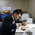 <span class="qrinews-figure-title">2010年12月10日 修士1年の南部さん</span>　化石フジツボの古生態の復元を行っています。（撮影場所：<a href="http://www.museum.kyushu-u.ac.jp/~geo/index.html" target="_blank">地球惑星博物学研究室</a>）