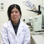 <span class="qrinews-figure-title">2010年12月13日 学部4年の江本さん</span>　海に飛んできた黄砂が生物生産に与える影響について研究しています。（撮影場所：<a href="http://coffee.geo.kyushu-u.ac.jp/" target="_blank">無機生物圏地球化学研究室</a>）