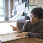 <span class="qrinews-figure-title">2010年12月24日 博士1年の横山さん</span>　様々な数論の問題について計算機を用いて研究しています。（撮影場所：<a href="http://maps.google.co.jp/maps?q=33.626202,130.425509+(2010%2F12%2F24)&amp;z=18" target="_blank">理学部本館</a>）